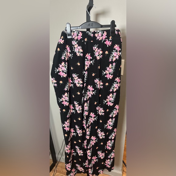 Torrid Pull on Floral Gauze Pants - Picture 4 of 7